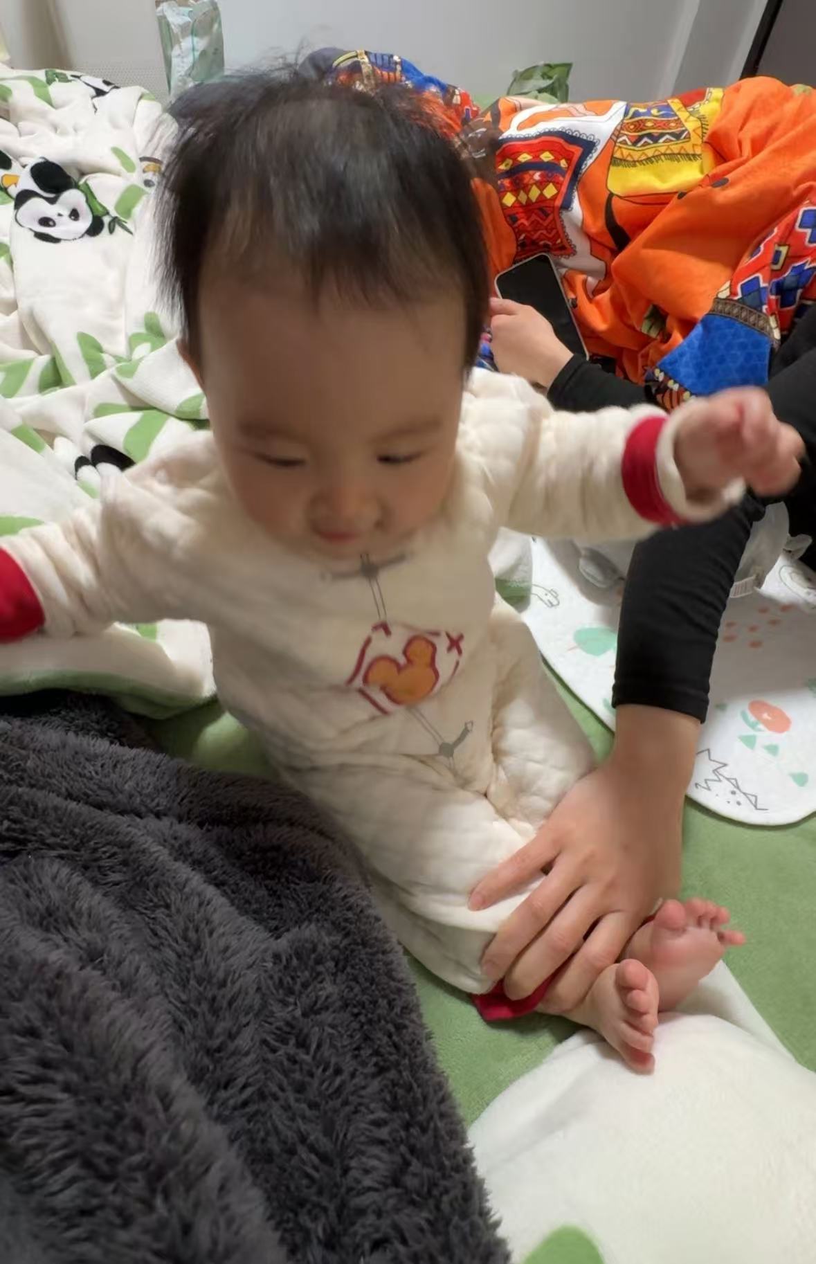 小海豚能自己坐起来了
