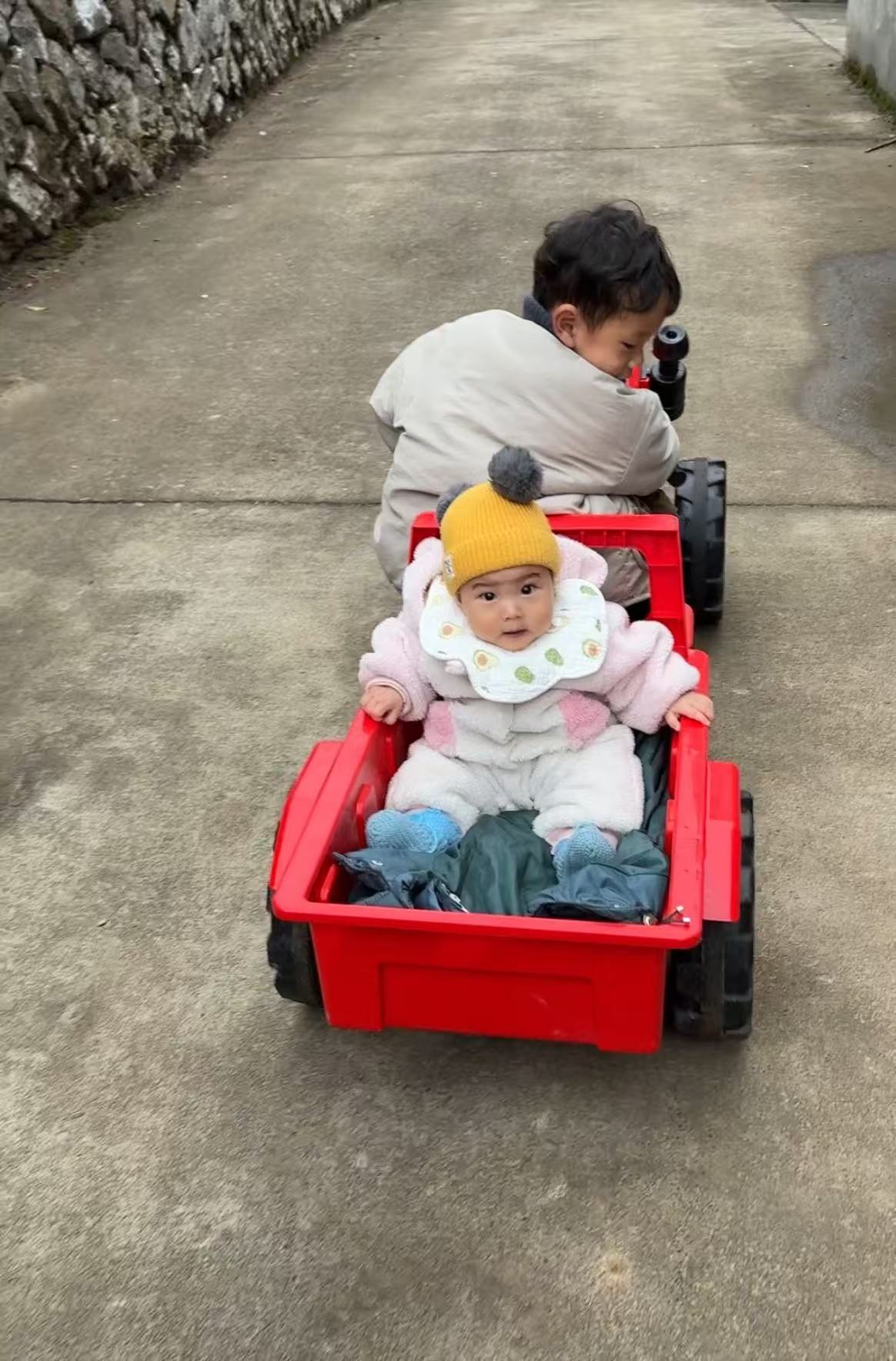 哥哥载妹妹