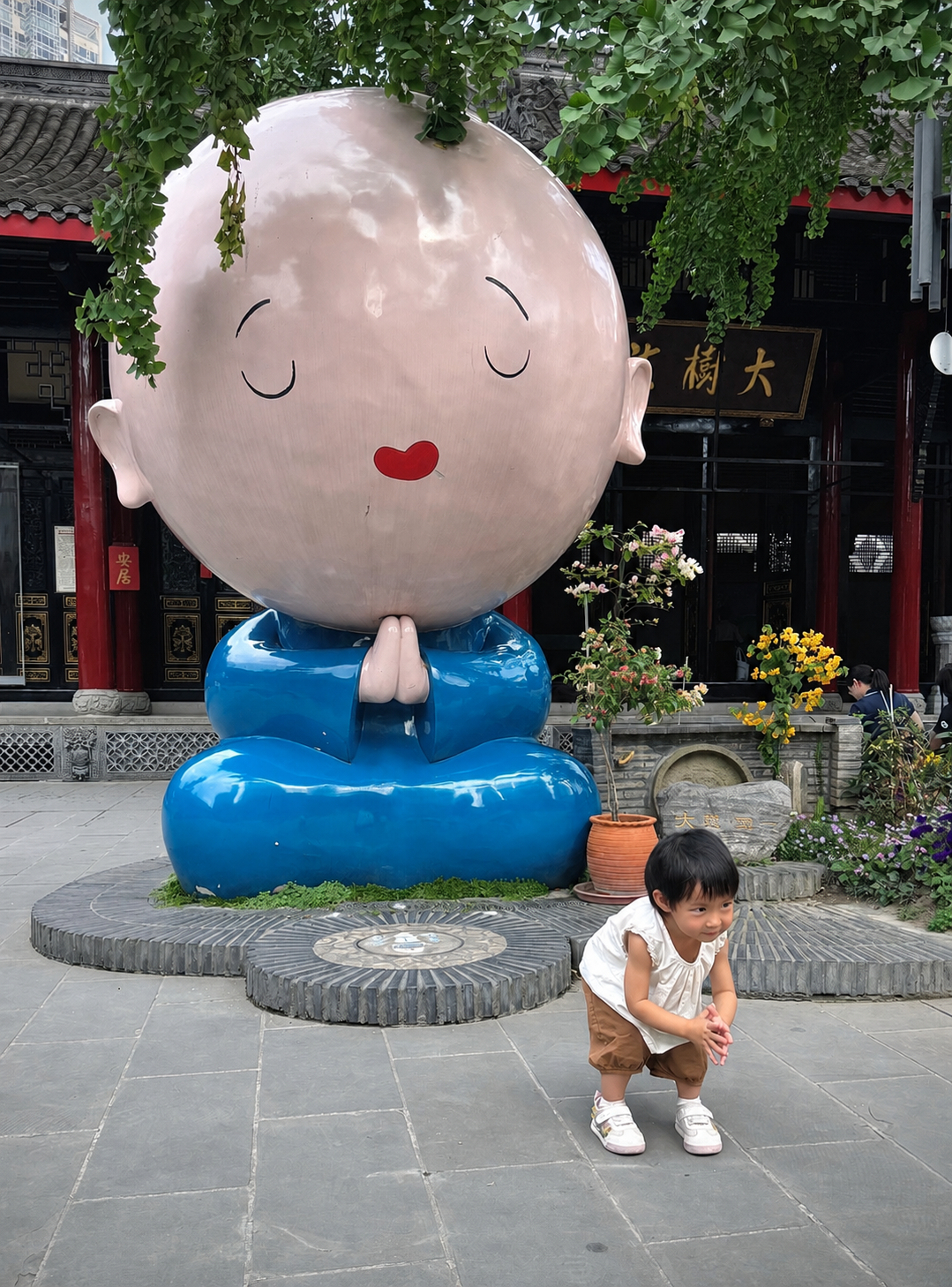 闹市古寺，双手合十，满心安宁。