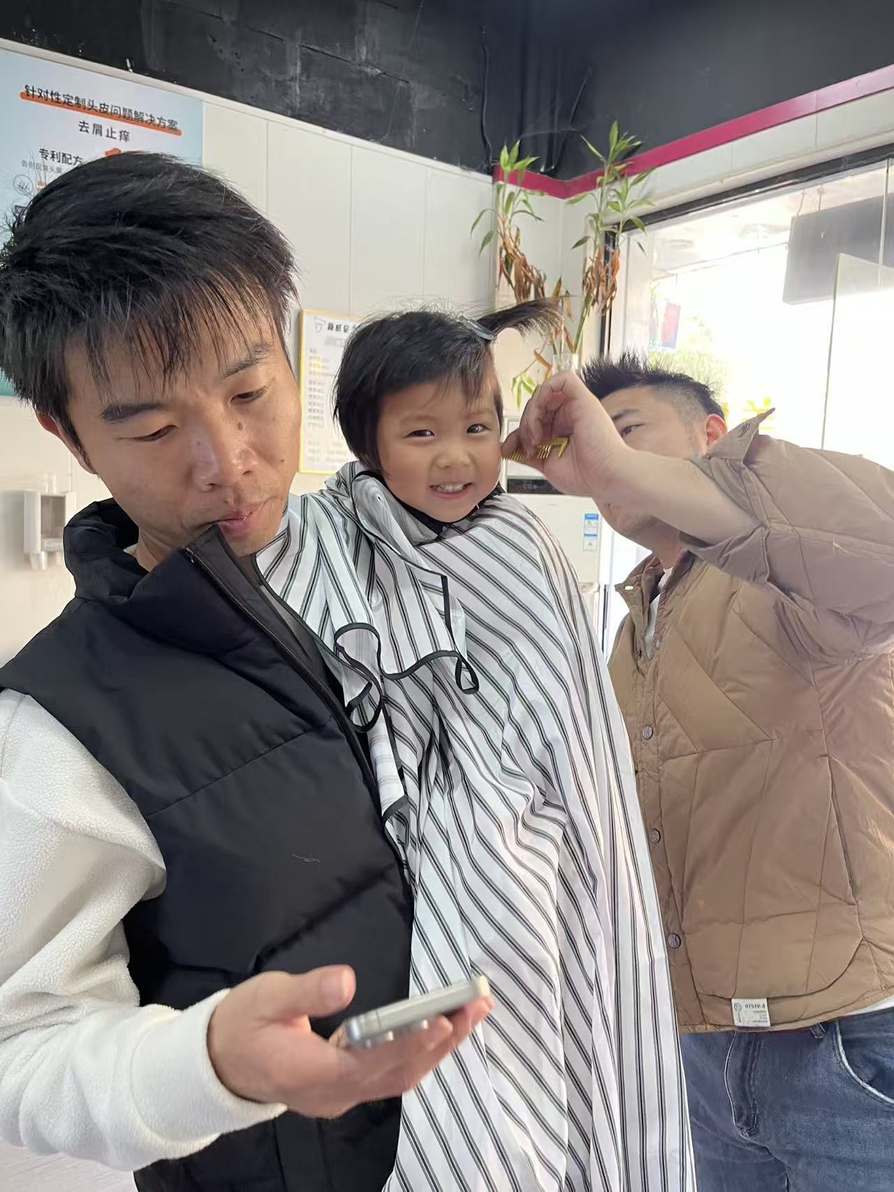 今天小海豚第一次理发，全程很乖。